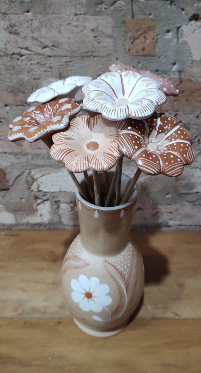 Vaso Decorativo de Barro do Jequitinhonha com flores