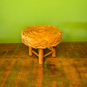 Mini Banco Decorativo na Madeira e Fibra de Taboa - P - Imagem 3