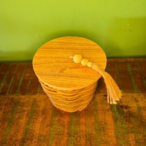 Cesto na Fibra de Rattan Sintética com Tampa de Madeira Revestida em Ferro - P - Imagem 4