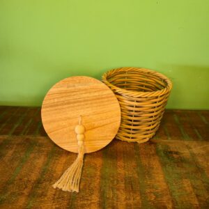 Cesto na Fibra de Rattan Sintética com Tampa de Madeira Revestida em Ferro - P - Imagem 3