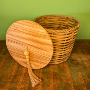 Cesto na Fibra de Rattan Sintética com Tampa de Madeira Revestida em Ferro - M - Imagem 4