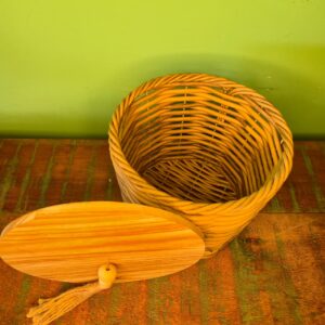 Cesto na Fibra de Rattan Sintética com Tampa de Madeira Revestida em Ferro - M - Imagem 5