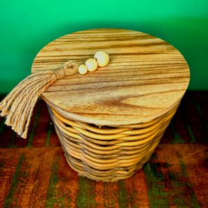 Cesto na Fibra de Rattan Sintética com Tampa de Madeira Revestida em Ferro - M - Imagem 3