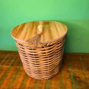 Cesto na Fibra de Rattan Sintética com Tampa de Madeira Revestida em Ferro - G - Imagem 3