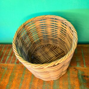 Cesto na Fibra de Rattan Sintética com Tampa de Madeira Revestida em Ferro - G - Imagem 4