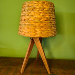 Abajur em Madeira e Fibra de Taboa - Pés trançados - Imagem 3