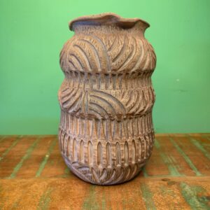 Vaso de Flores Esculpido a Mão em Detalhes - Juliana Takayama - Imagem 4