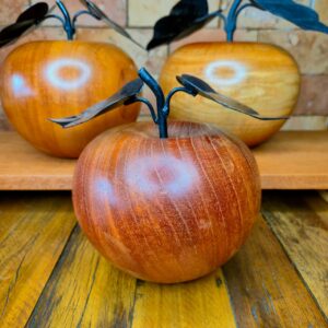 Maçã em Madeira com Folha em Ferro - M - Imagem 4