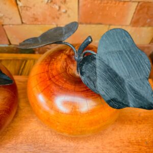 Maçã em Madeira com Folha em Ferro - G - Imagem 3