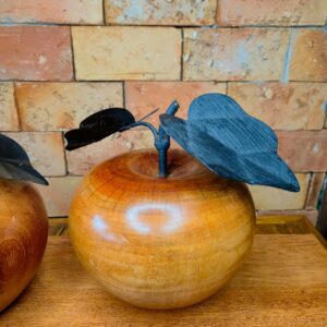 Maçã em Madeira com Folha em Ferro - G - Imagem 4