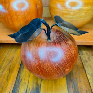 Maçã em Madeira com Folha em Ferro - M - Imagem 3