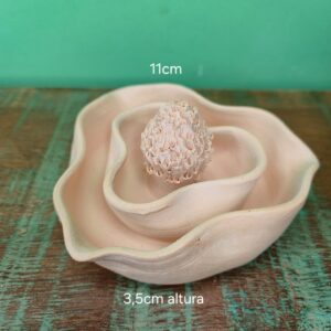 Flor de Cheiro M Bege na Cerâmica - Juliana Takayama - Imagem 3