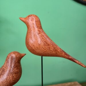 Dupla de Passarinhos com Base em Madeira - Imagem 5