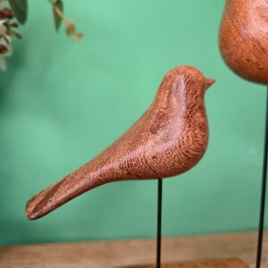 Dupla de Passarinhos com Base em Madeira - Imagem 4