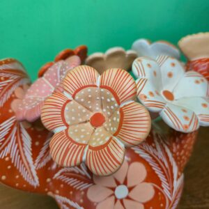 Galinha de Cerâmica com Flores - Marrom M - Imagem 4