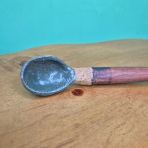 Colher em Cerâmica e Madeira Cor Verde P - Juliana Takayama - Imagem 3