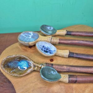 Colher em Cerâmica e Madeira Cor Verde e Azul - Juliana Takayama - Imagem 4