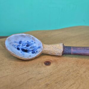 Colher em Cerâmica e Madeira Cor Azul - Juliana Takayama - Imagem 3