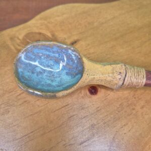 Colher em Cerâmica e Madeira Cor Azul Marmorizado - Juliana Takayama - Imagem 3