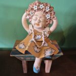 Boneca de Ceramica e Ferragem M - vestido amarelo e sapato azul