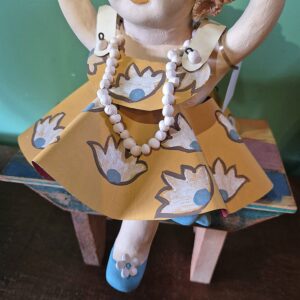 Boneca de Ceramica e Ferragem M - vestido amarelo e sapato azul - Imagem 3