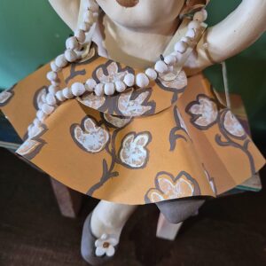 Boneca de Ceramica e Ferragem M - vestido laranja e sapato marrom - Imagem 3