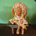 Boneca de Ceramica e Ferragem G -vestido branco e sapato amarelo