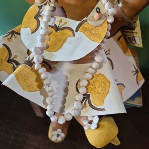 Boneca de Ceramica e Ferragem G -vestido branco e sapato amarelo - Imagem 3