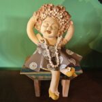 Boneca de Ceramica e Ferragem G - vestido marrom e sapato amarelo