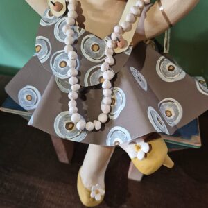Boneca de Ceramica e Ferragem G - vestido marrom e sapato amarelo - Imagem 3